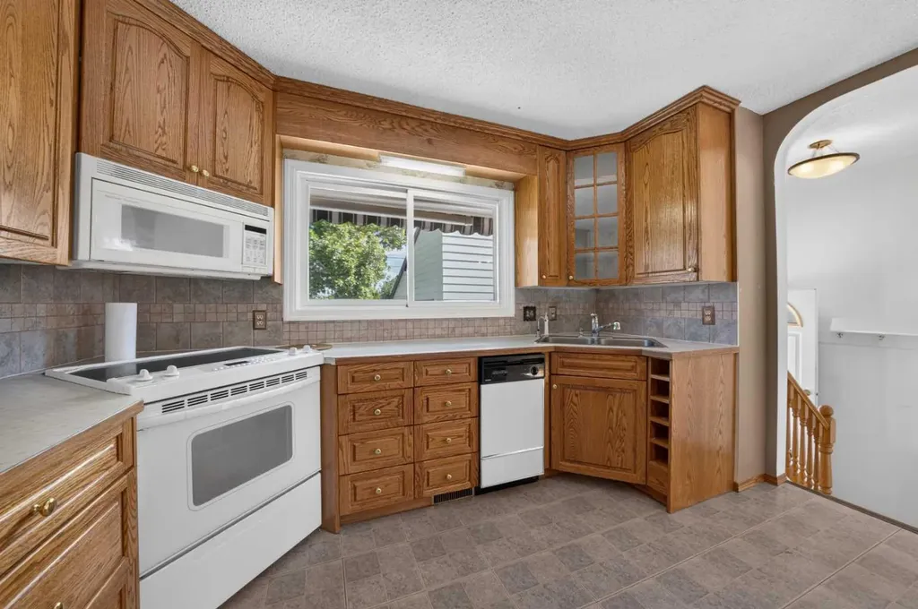 135 Huntcroft Way NE Calgary AB T2K 4E4