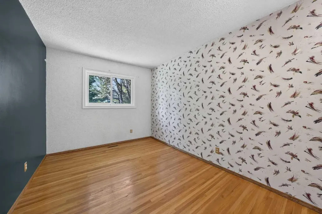135 Huntcroft Way NE Calgary AB T2K 4E4