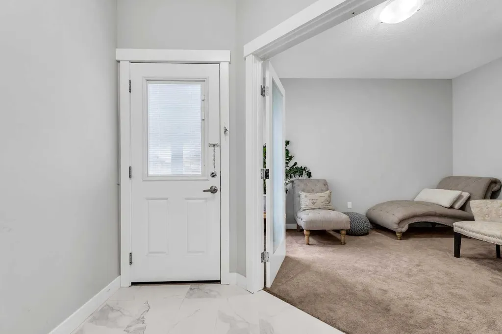 236 Nolanhurst Crescent NW Calgary AB T3R 0Z4