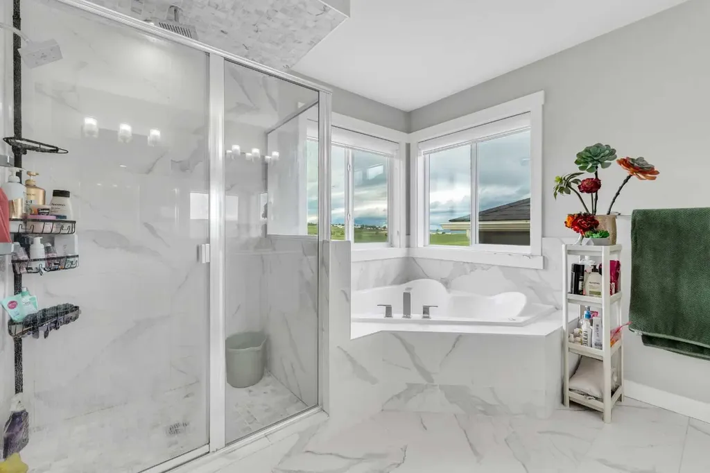 236 Nolanhurst Crescent NW Calgary AB T3R 0Z4