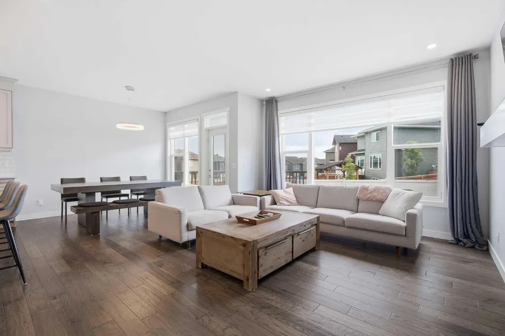 452 Evansglen Drive NW Calgary AB T3P 0P6