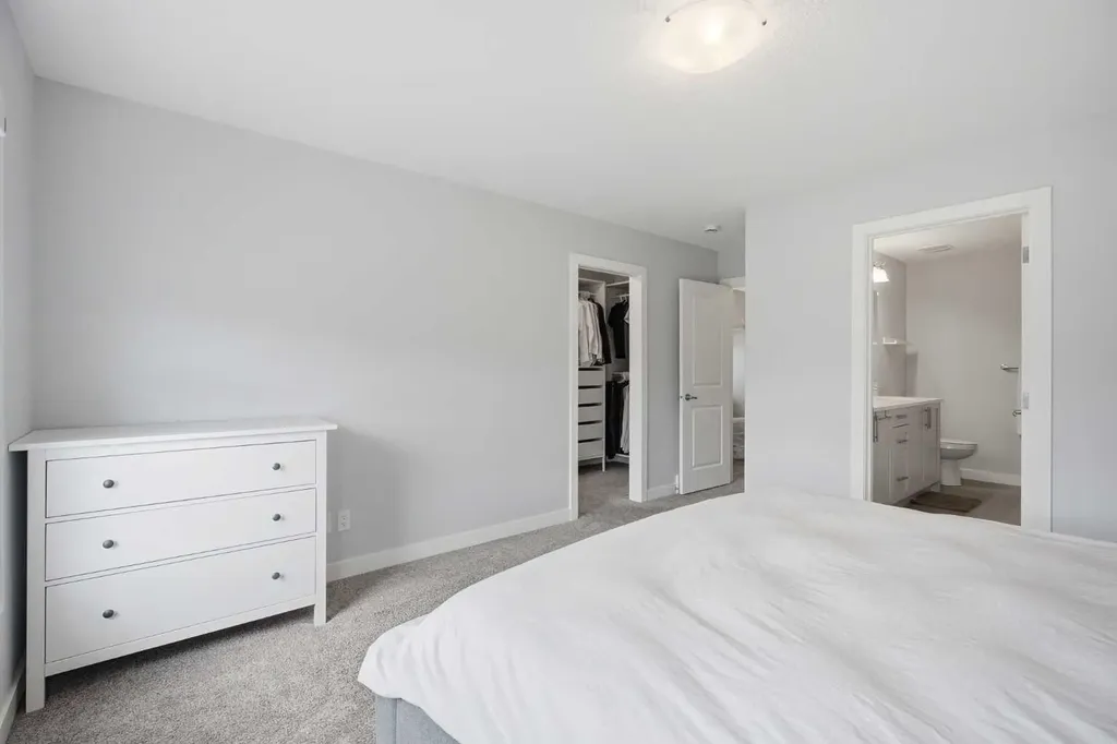 452 Evansglen Drive NW Calgary AB T3P 0P6