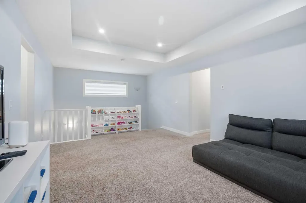 452 Evansglen Drive NW Calgary AB T3P 0P6