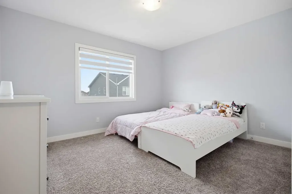452 Evansglen Drive NW Calgary AB T3P 0P6
