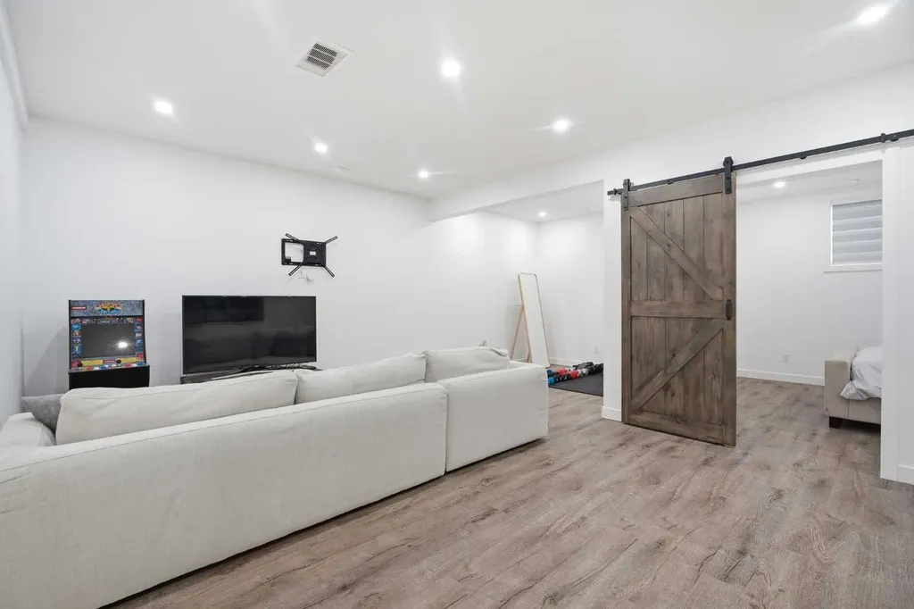 452 Evansglen Drive NW Calgary AB T3P 0P6
