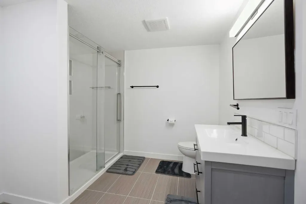 452 Evansglen Drive NW Calgary AB T3P 0P6