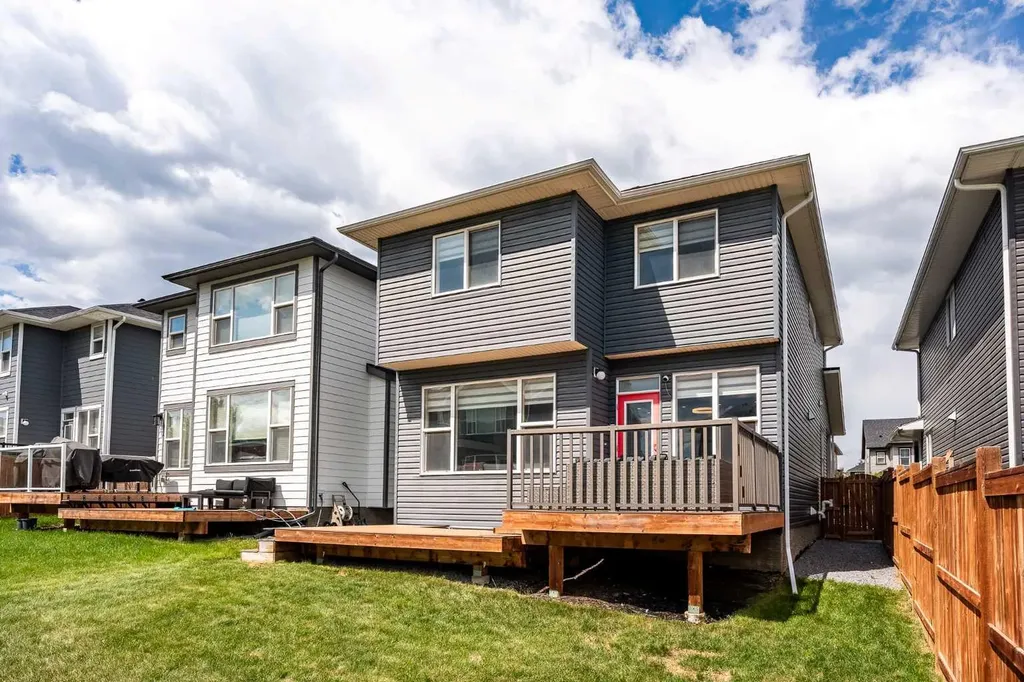 452 Evansglen Drive NW Calgary AB T3P 0P6