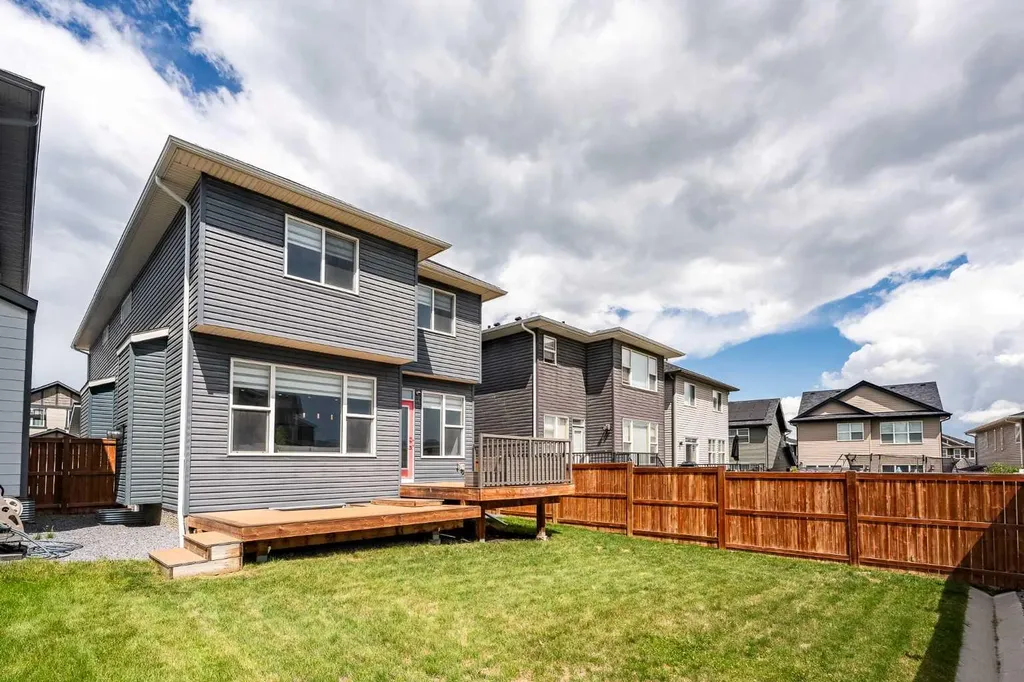 452 Evansglen Drive NW Calgary AB T3P 0P6