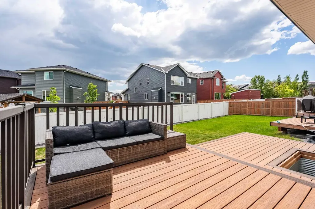 452 Evansglen Drive NW Calgary AB T3P 0P6