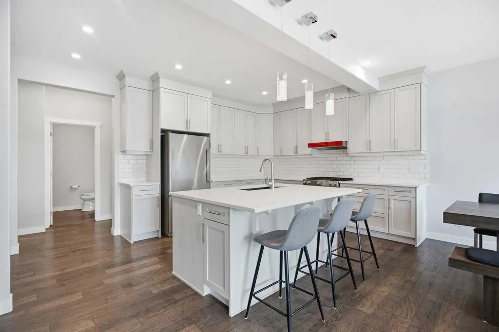 452 Evansglen Drive NW Calgary AB T3P 0P6