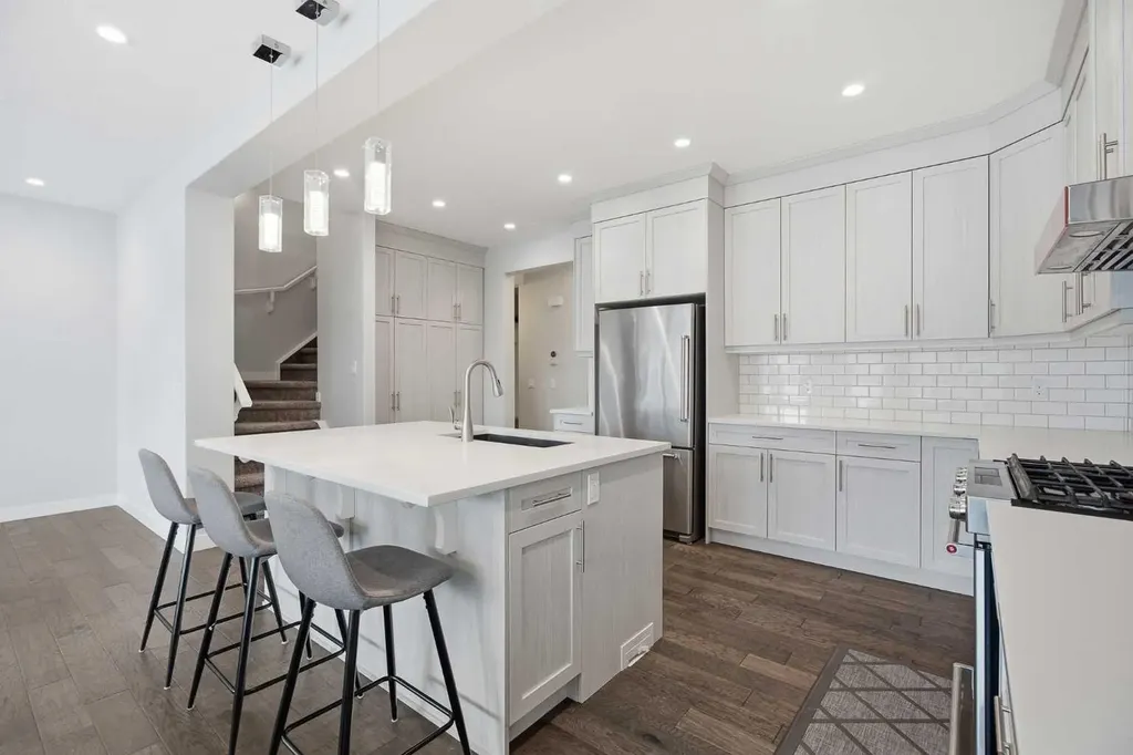 452 Evansglen Drive NW Calgary AB T3P 0P6