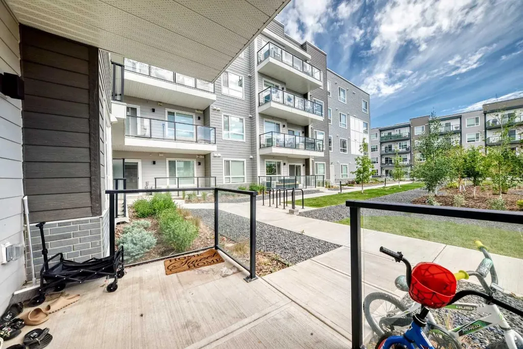 33 Carringham Gate NW Calgary AB T3P 2H6