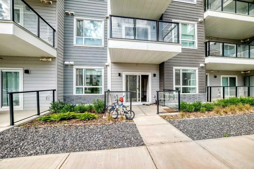 33 Carringham Gate NW Calgary AB T3P 2H6