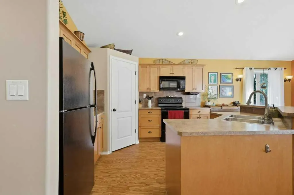 23 Lakeland Road Sylvan Lake AB T4S 0A3