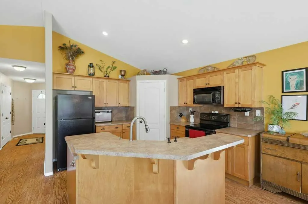 23 Lakeland Road Sylvan Lake AB T4S 0A3
