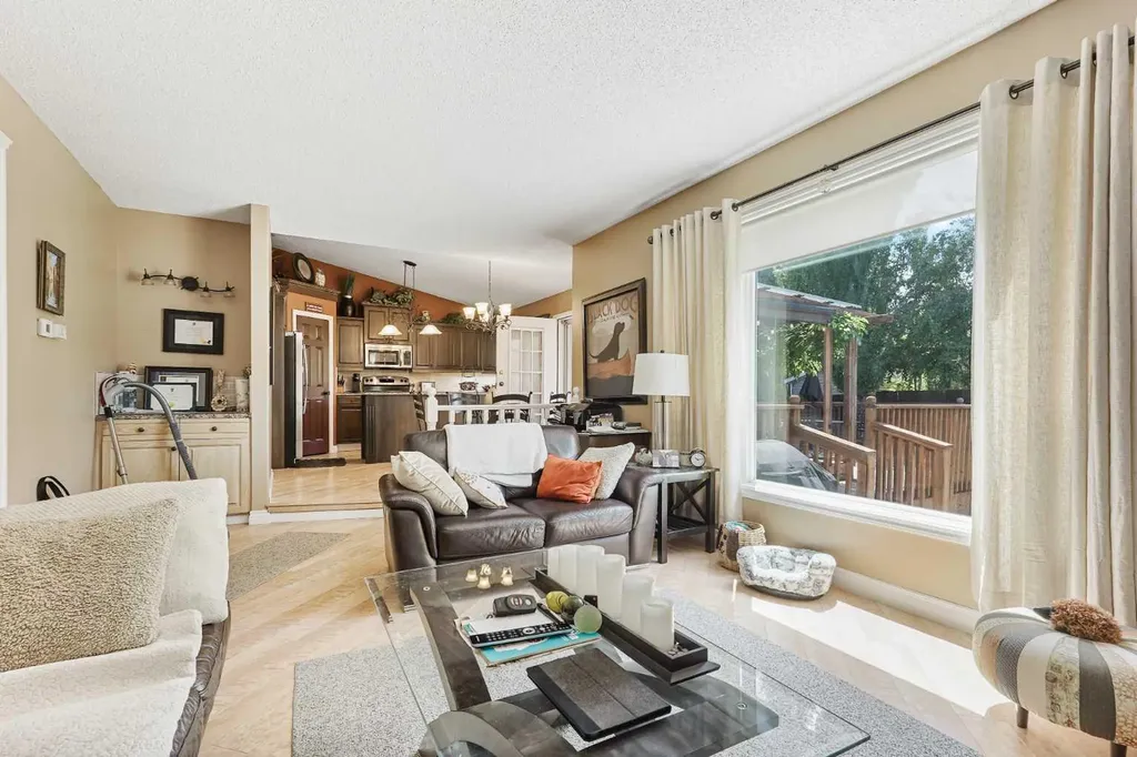 82 Sherwood Boulevard W Lethbridge AB T1K 6E9