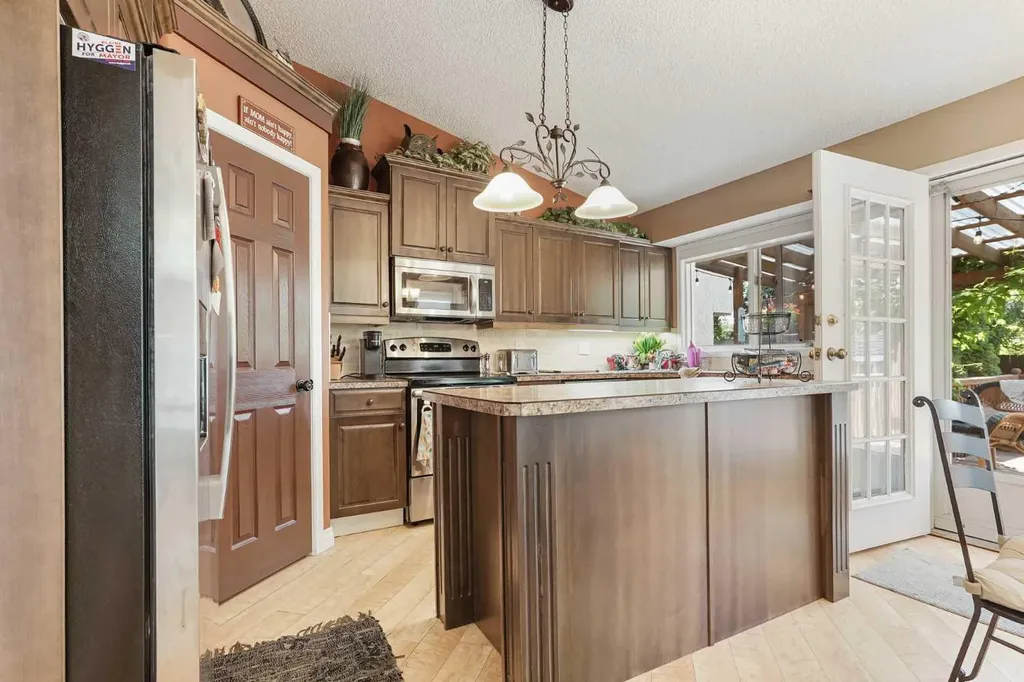 82 Sherwood Boulevard W Lethbridge AB T1K 6E9