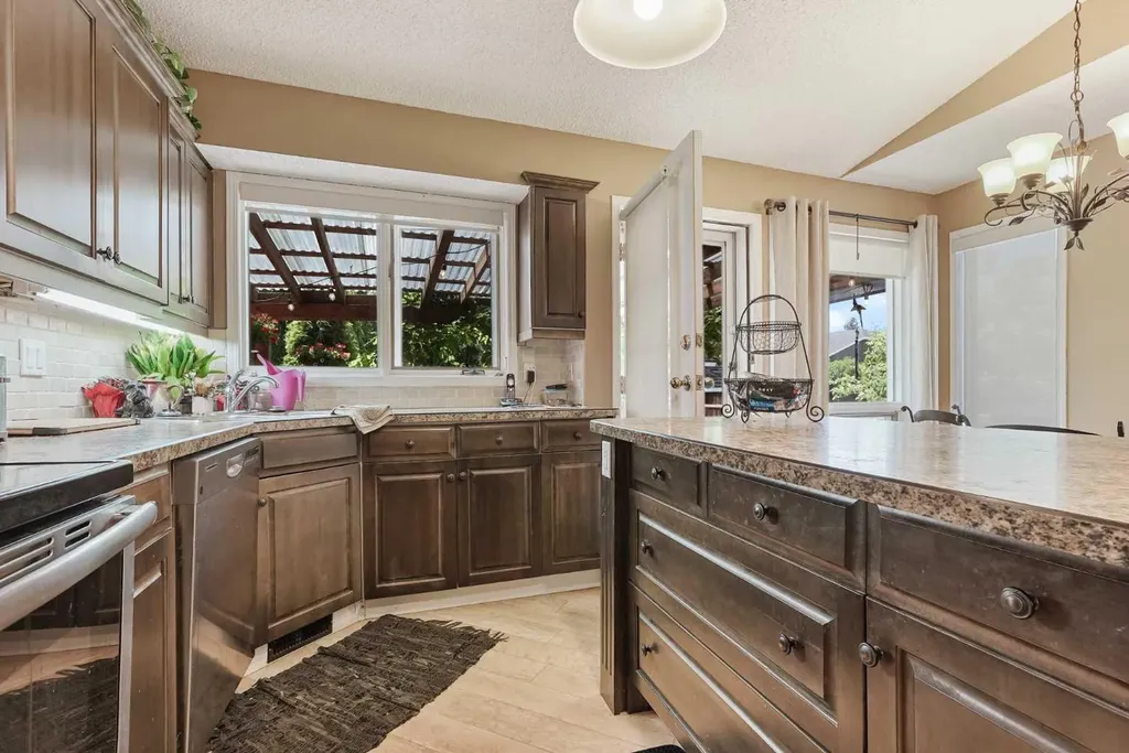 82 Sherwood Boulevard W Lethbridge AB T1K 6E9