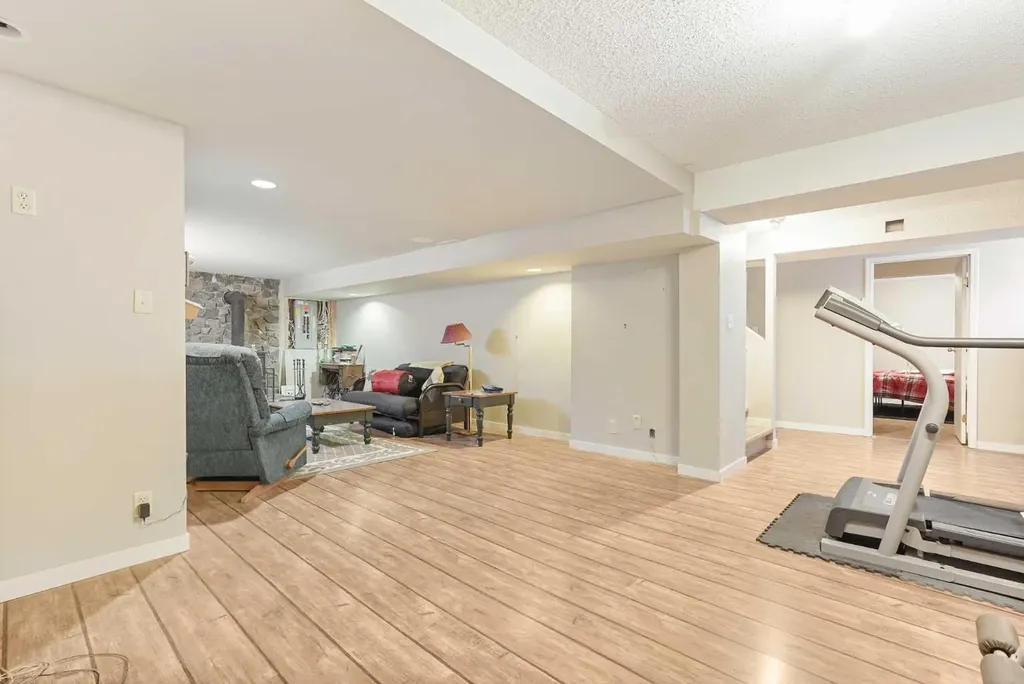 82 Sherwood Boulevard W Lethbridge AB T1K 6E9
