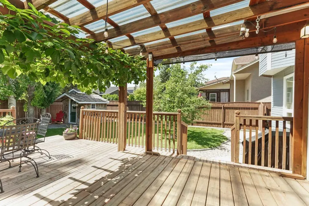 82 Sherwood Boulevard W Lethbridge AB T1K 6E9