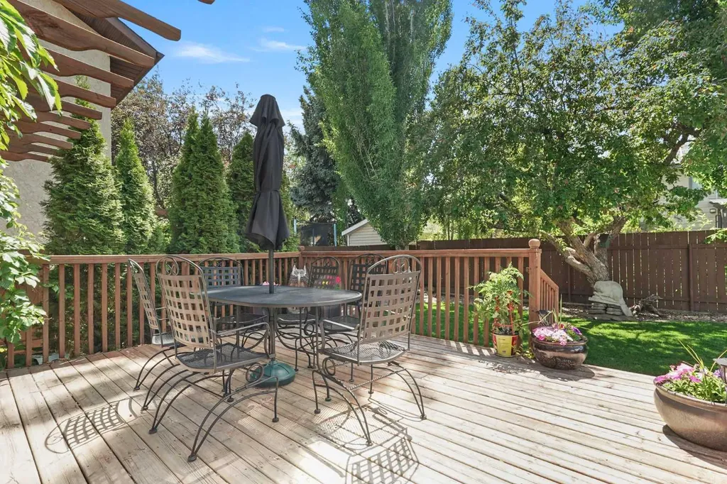 82 Sherwood Boulevard W Lethbridge AB T1K 6E9