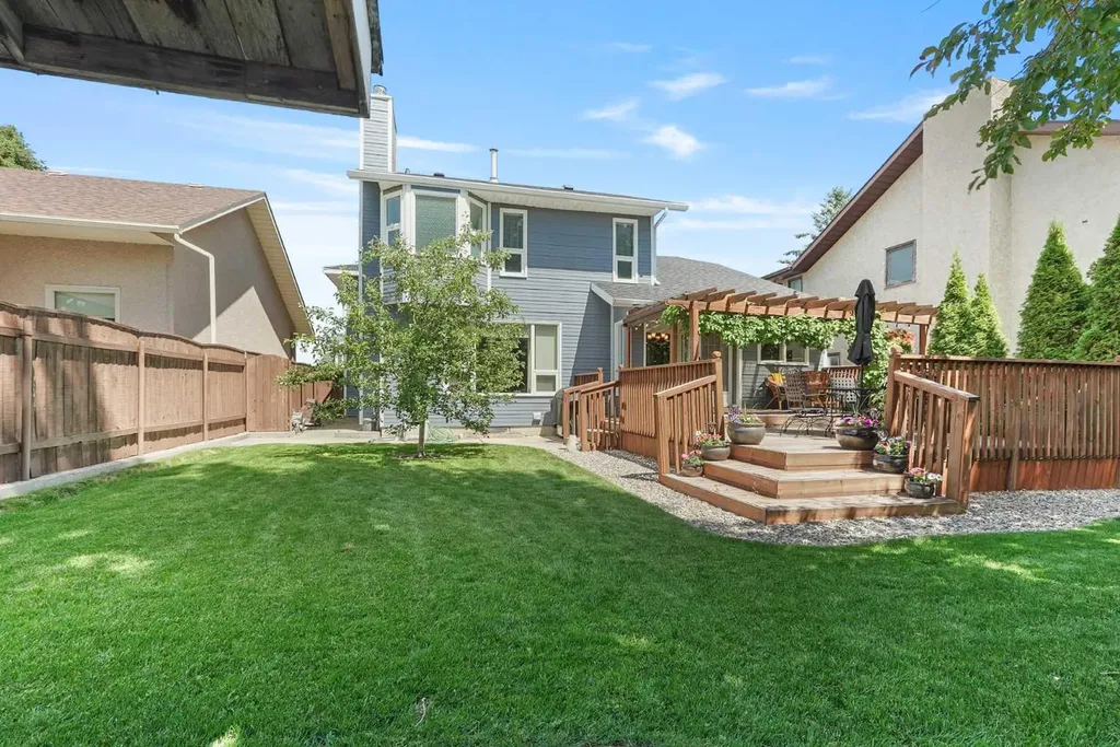 82 Sherwood Boulevard W Lethbridge AB T1K 6E9