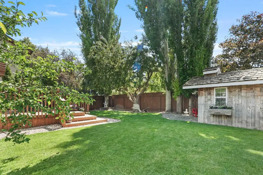 82 Sherwood Boulevard W Lethbridge AB T1K 6E9