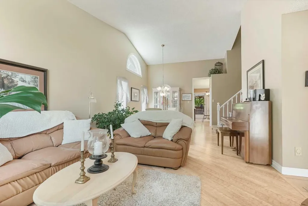 82 Sherwood Boulevard W Lethbridge AB T1K 6E9