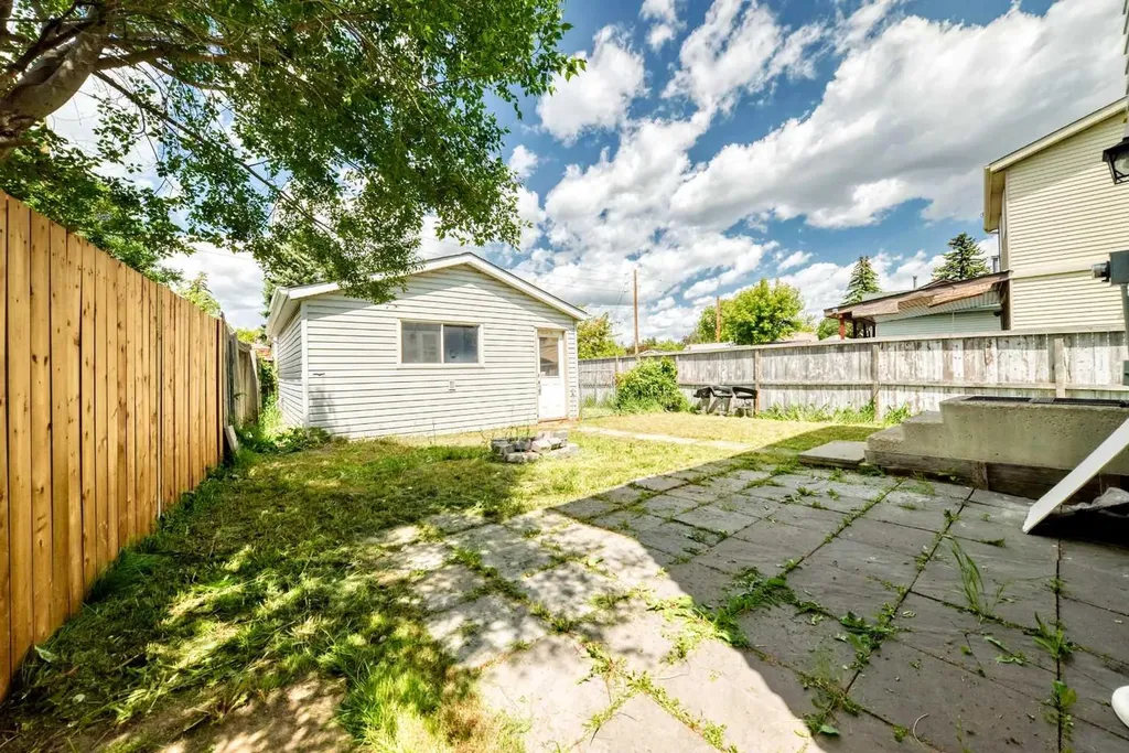 171 Erin Woods Drive SE Calgary AB T2B 2V7