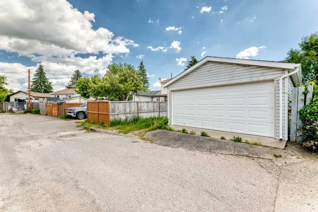 171 Erin Woods Drive SE Calgary AB T2B 2V7
