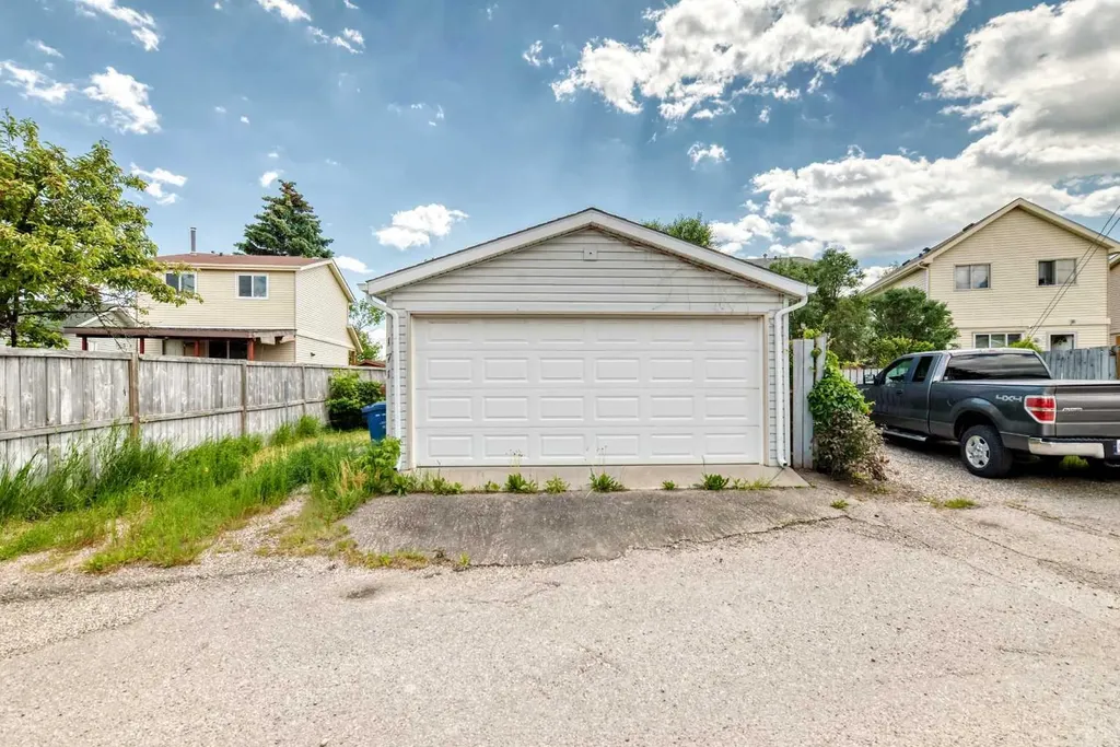 171 Erin Woods Drive SE Calgary AB T2B 2V7