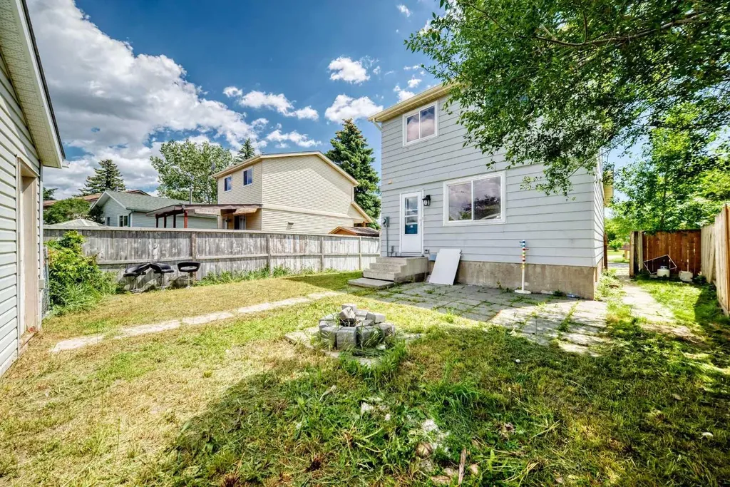 171 Erin Woods Drive SE Calgary AB T2B 2V7