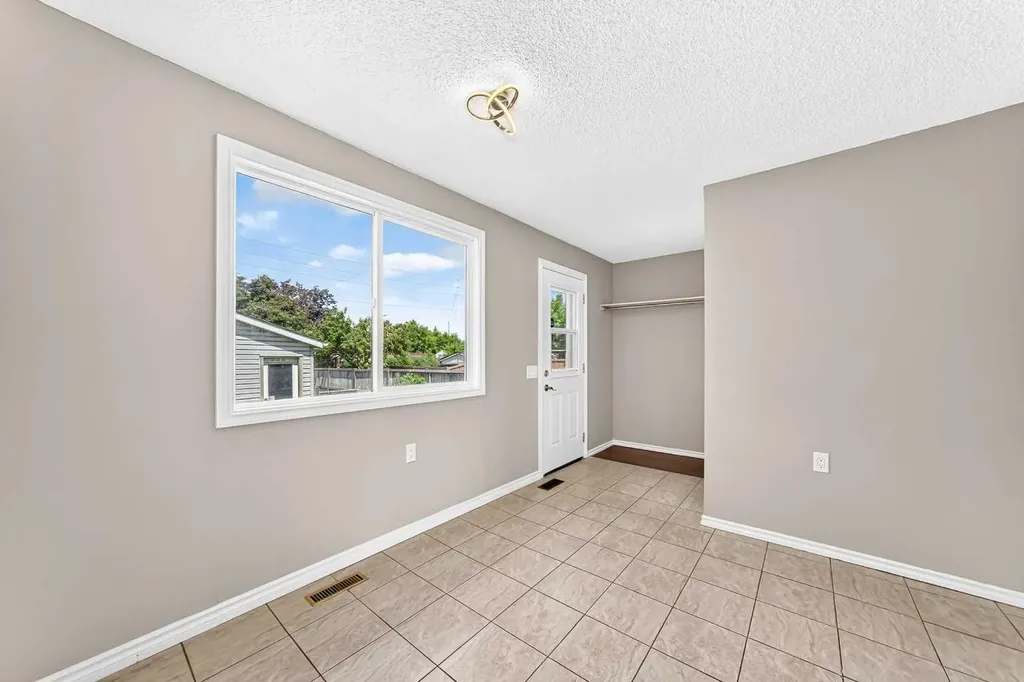 171 Erin Woods Drive SE Calgary AB T2B 2V7
