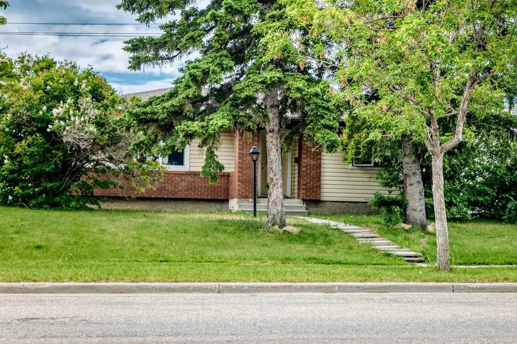 311 72 Avenue NE Calgary AB T2K 0P1