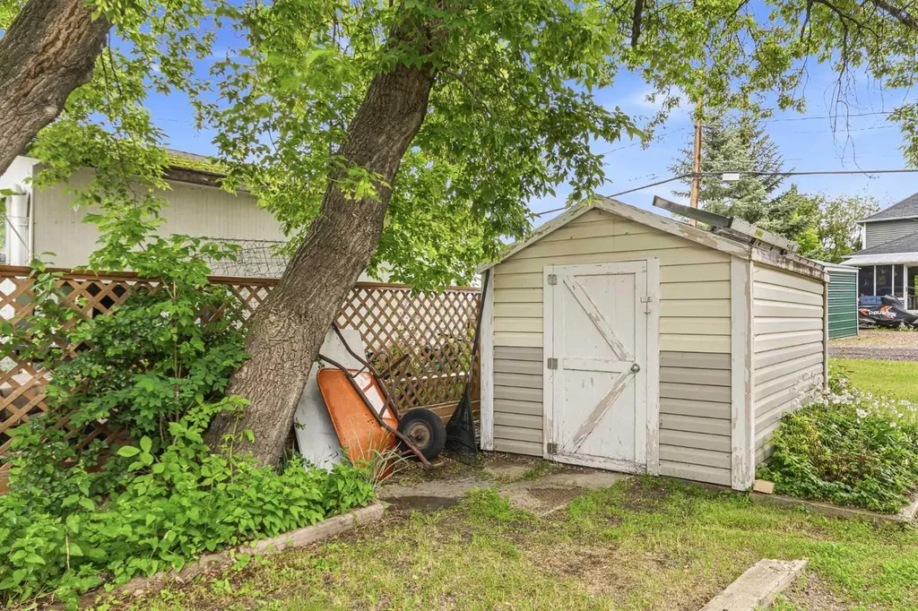115 1 Street W Lashburn SK S0M1H0