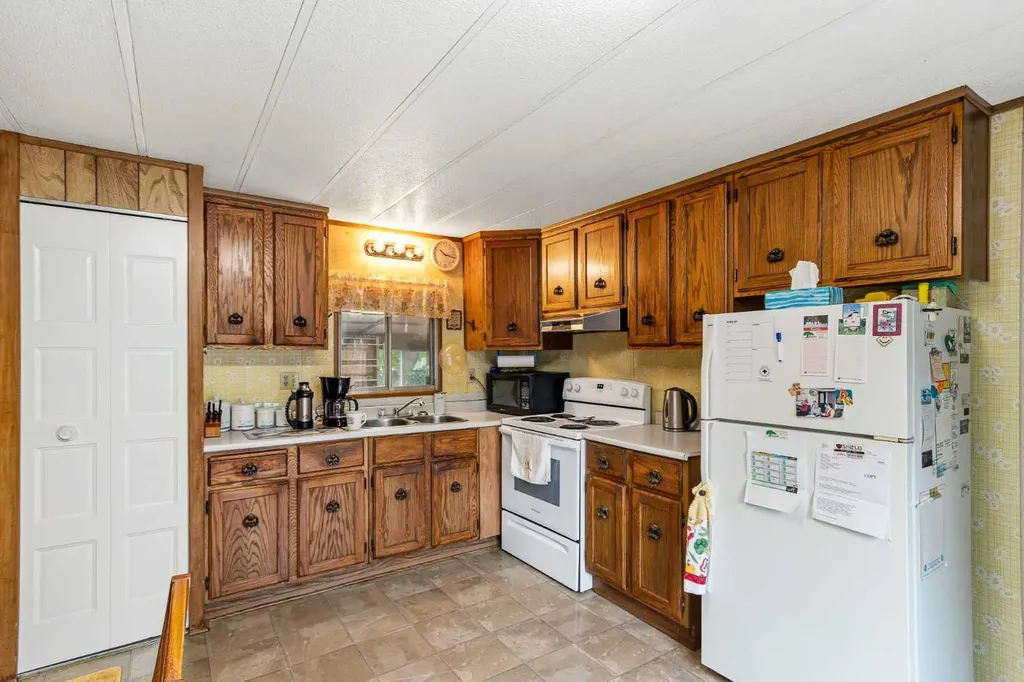 115 1 Street W Lashburn SK S0M1H0