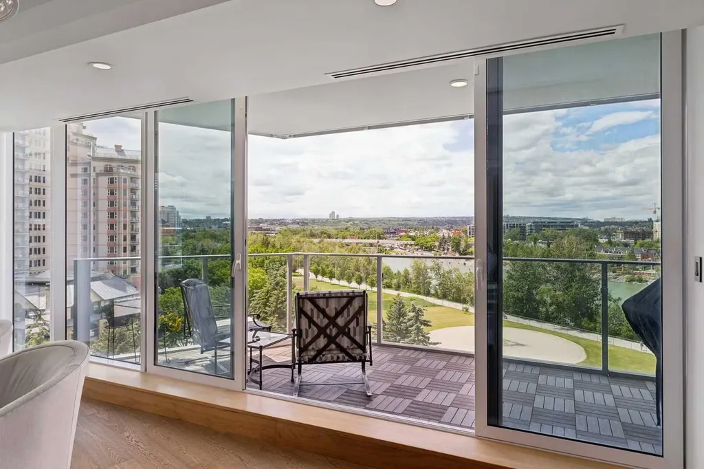 738 1 Avenue SW Calgary AB T2P 5G8