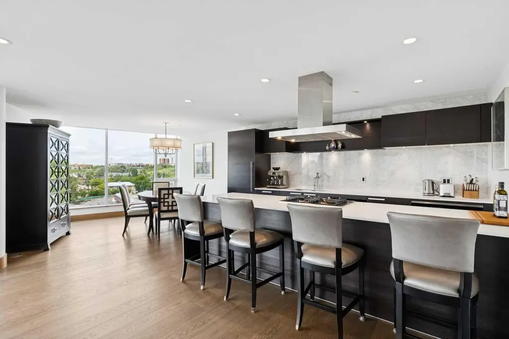 738 1 Avenue SW Calgary AB T2P 5G8