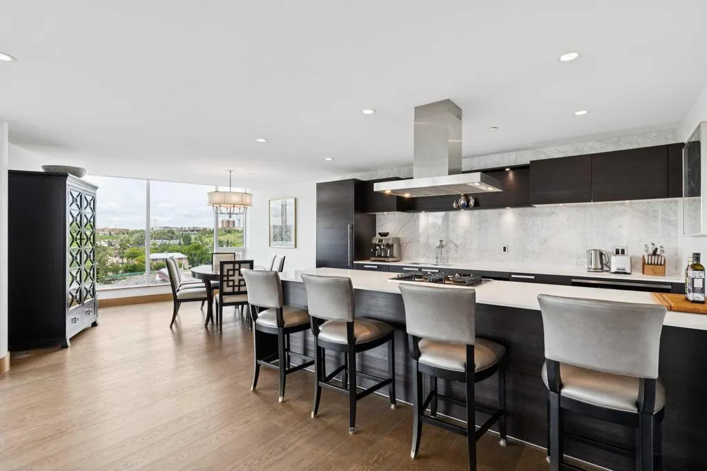 738 1 Avenue SW Calgary AB T2P 5G8