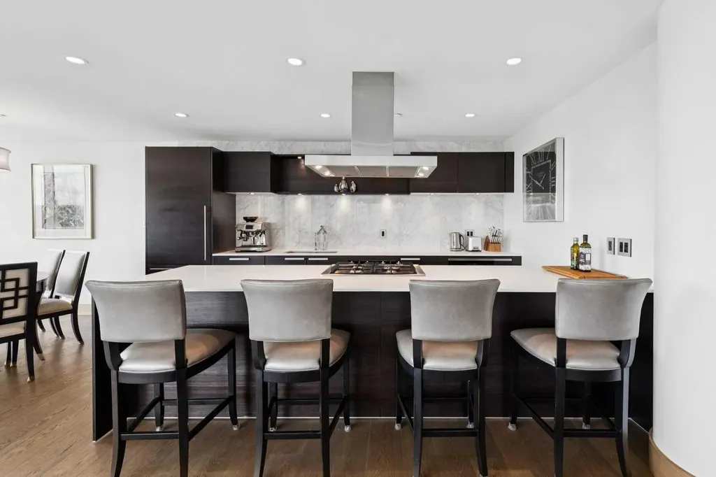 738 1 Avenue SW Calgary AB T2P 5G8