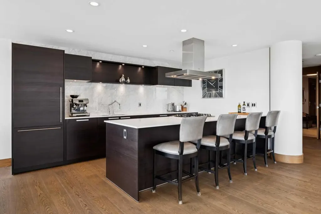 738 1 Avenue SW Calgary AB T2P 5G8