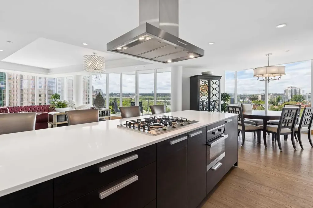 738 1 Avenue SW Calgary AB T2P 5G8