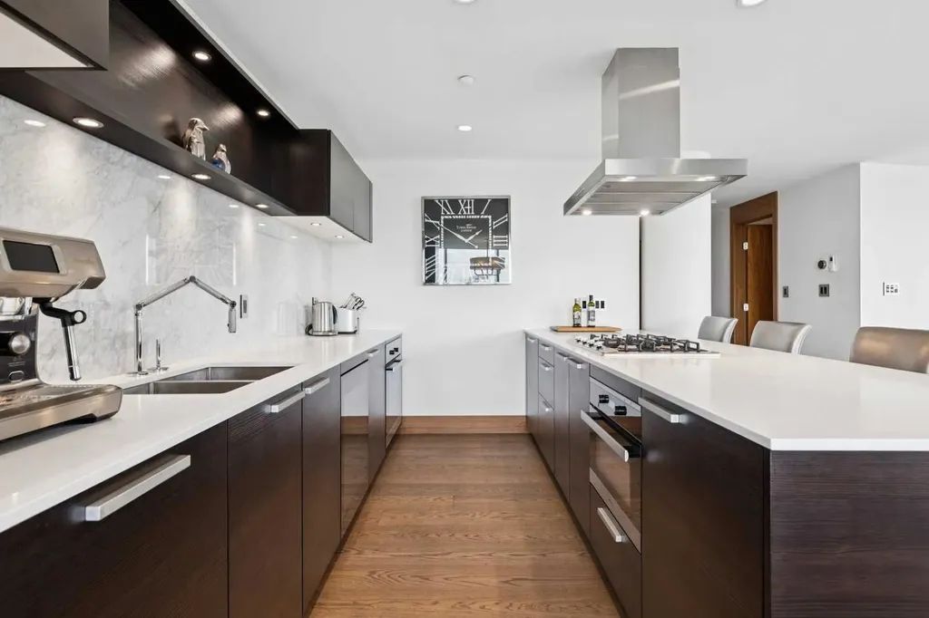 738 1 Avenue SW Calgary AB T2P 5G8