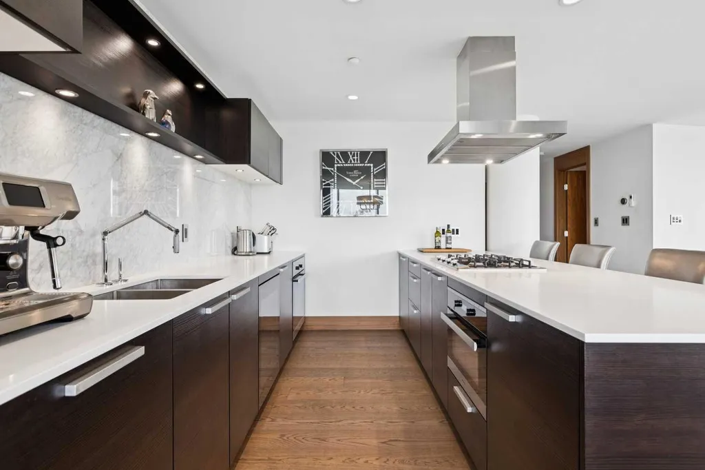 738 1 Avenue SW Calgary AB T2P 5G8