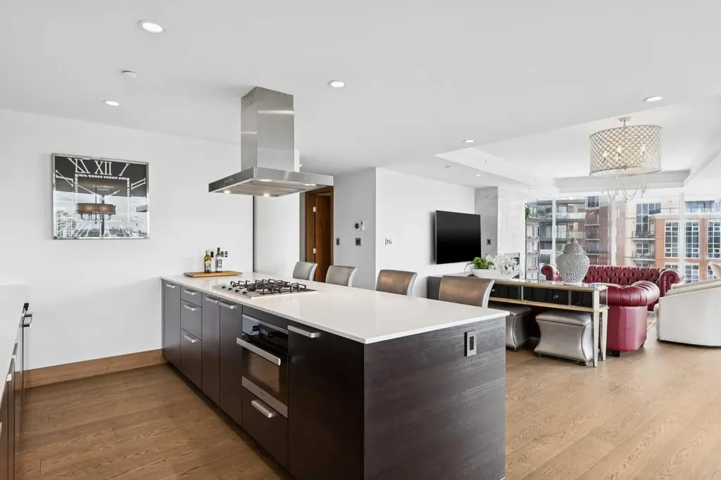 738 1 Avenue SW Calgary AB T2P 5G8
