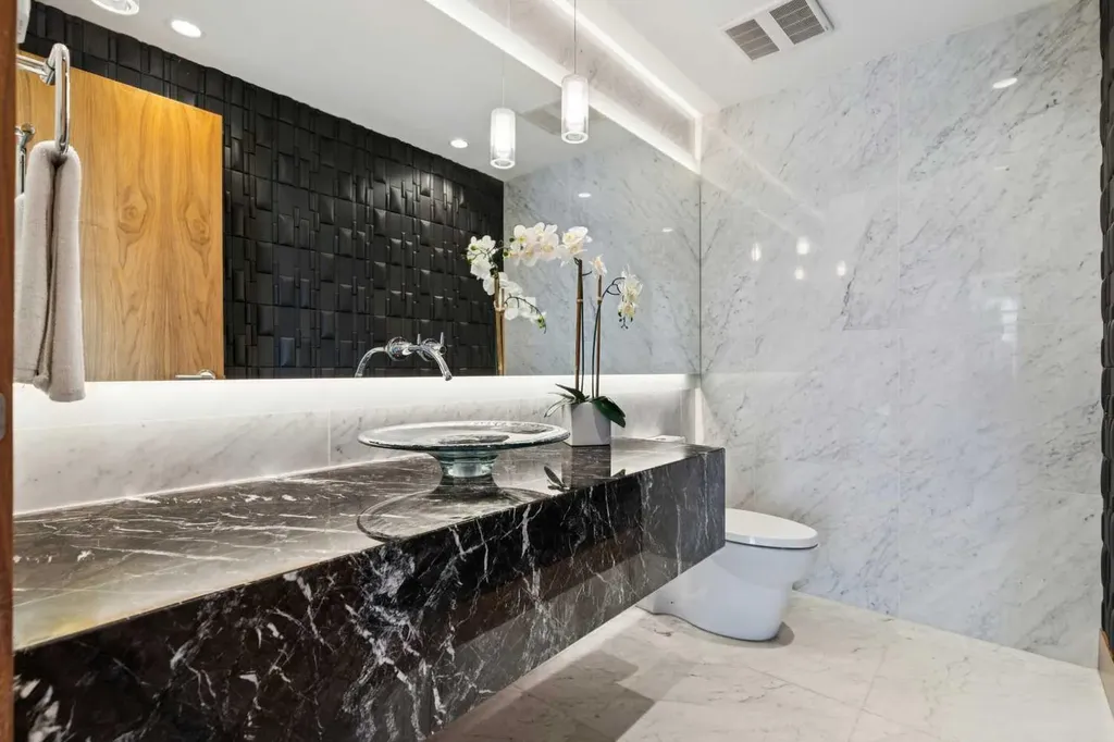 738 1 Avenue SW Calgary AB T2P 5G8