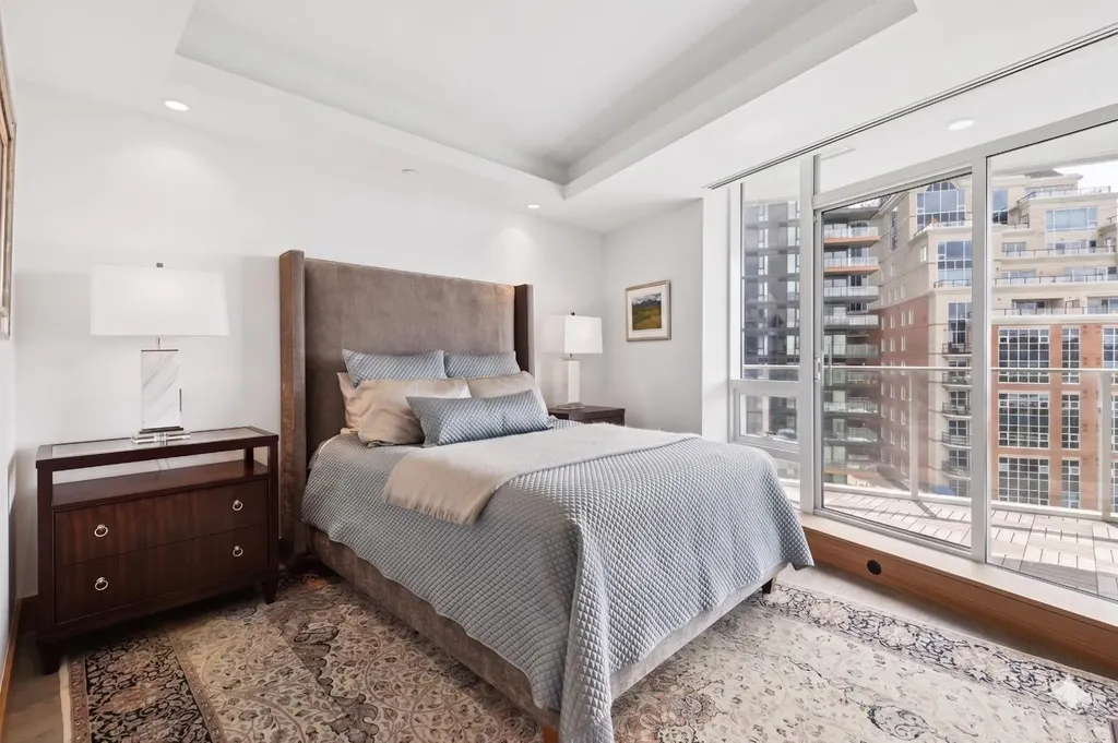 738 1 Avenue SW Calgary AB T2P 5G8