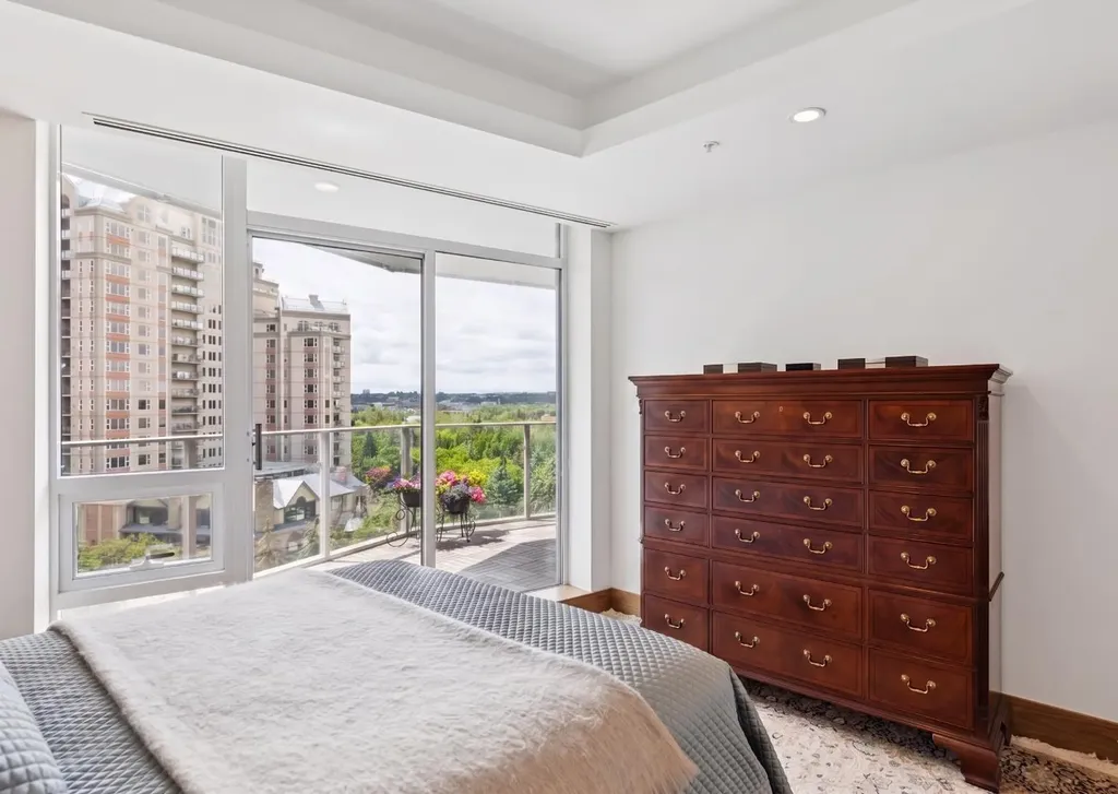 738 1 Avenue SW Calgary AB T2P 5G8