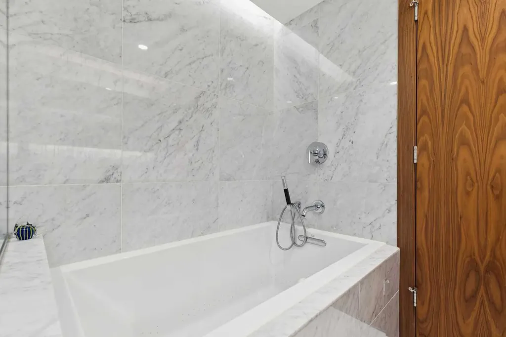 738 1 Avenue SW Calgary AB T2P 5G8