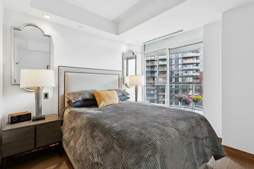 738 1 Avenue SW Calgary AB T2P 5G8
